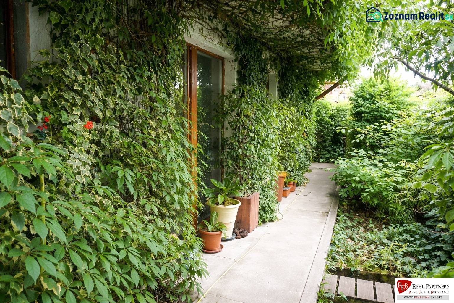 Prenájom 3-izbového bytu so záhradkou, 81m2, Pezinok-Centrum. - Záhrada 3-izbového bytu na Šancovej ulici v Pezinku s bujnou zeleňou a chodníkom.