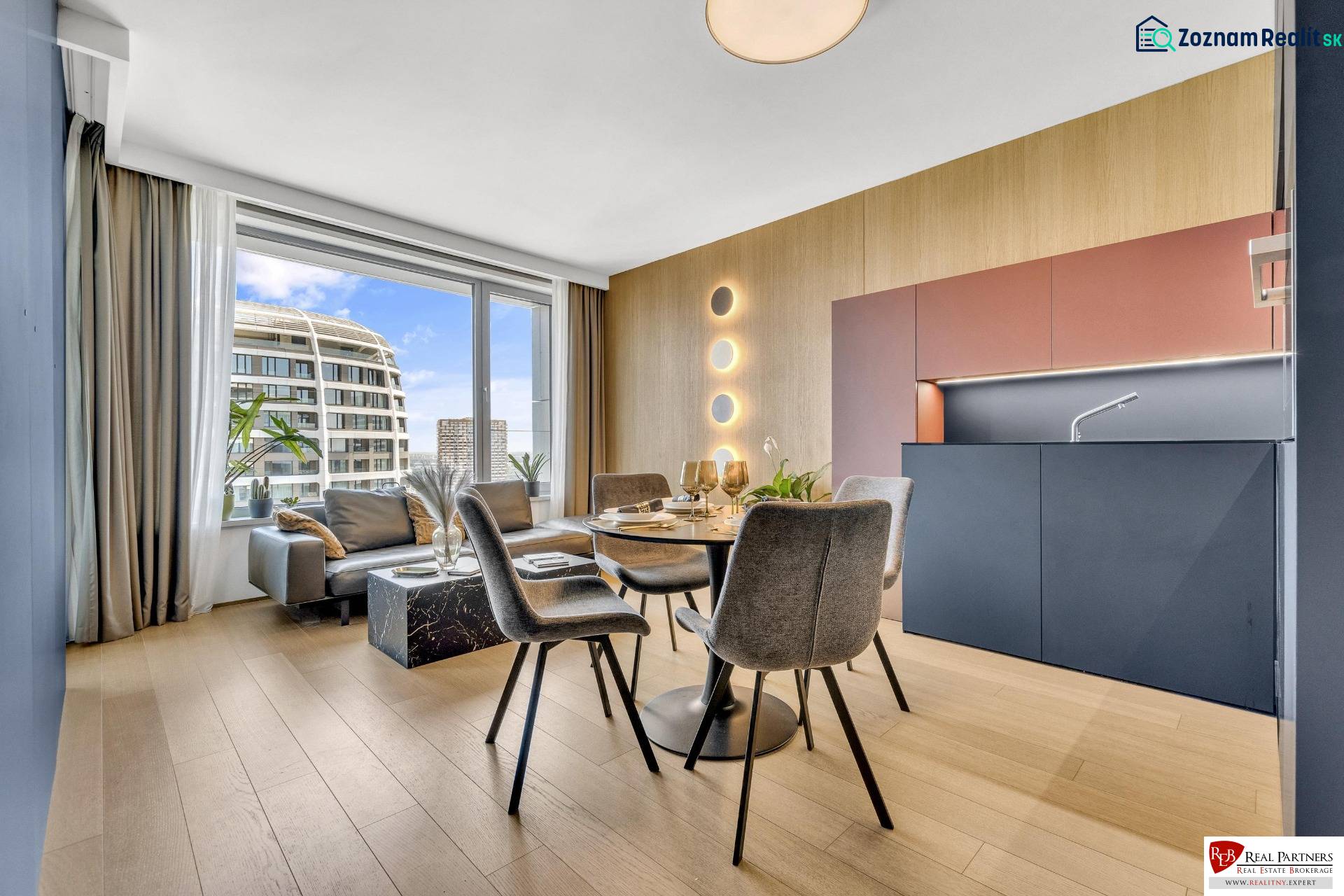 Predaj luxusný 2-izbový byt, 52 m2, Továrenská ul, SKY PARK - Jedálenský stôl s kreslami v 2-izbovom byte s podlahou s dreveným dekorom.