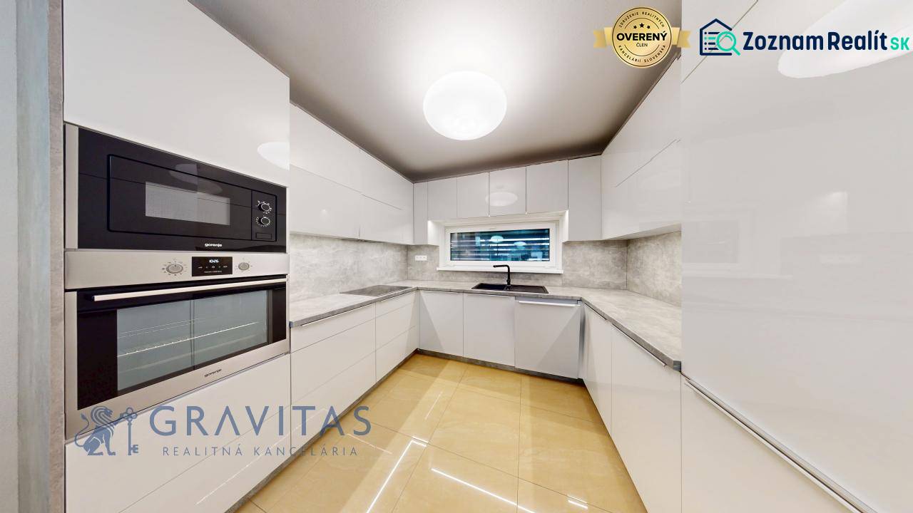 REZERVÁCIA _4-izb.rodinný dom na Okružnej ul.-Senec - Kuchyňa na ulici Okružná, rodinný dom, lesklé skrinky, spotrebiče, dlažba, minimalistický dizajn.