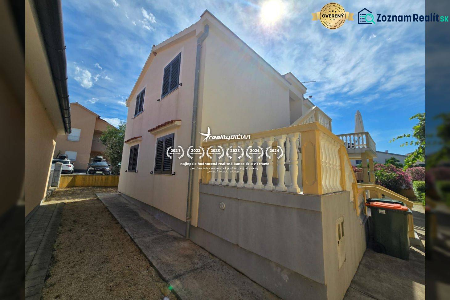 VRSI - dom s dvoma bytovými jednotkami - 250 m od mora - Zvláštne nehnuteľnosti vo Vrsi na ulici Mulo s veľkou terasou a záhradou.