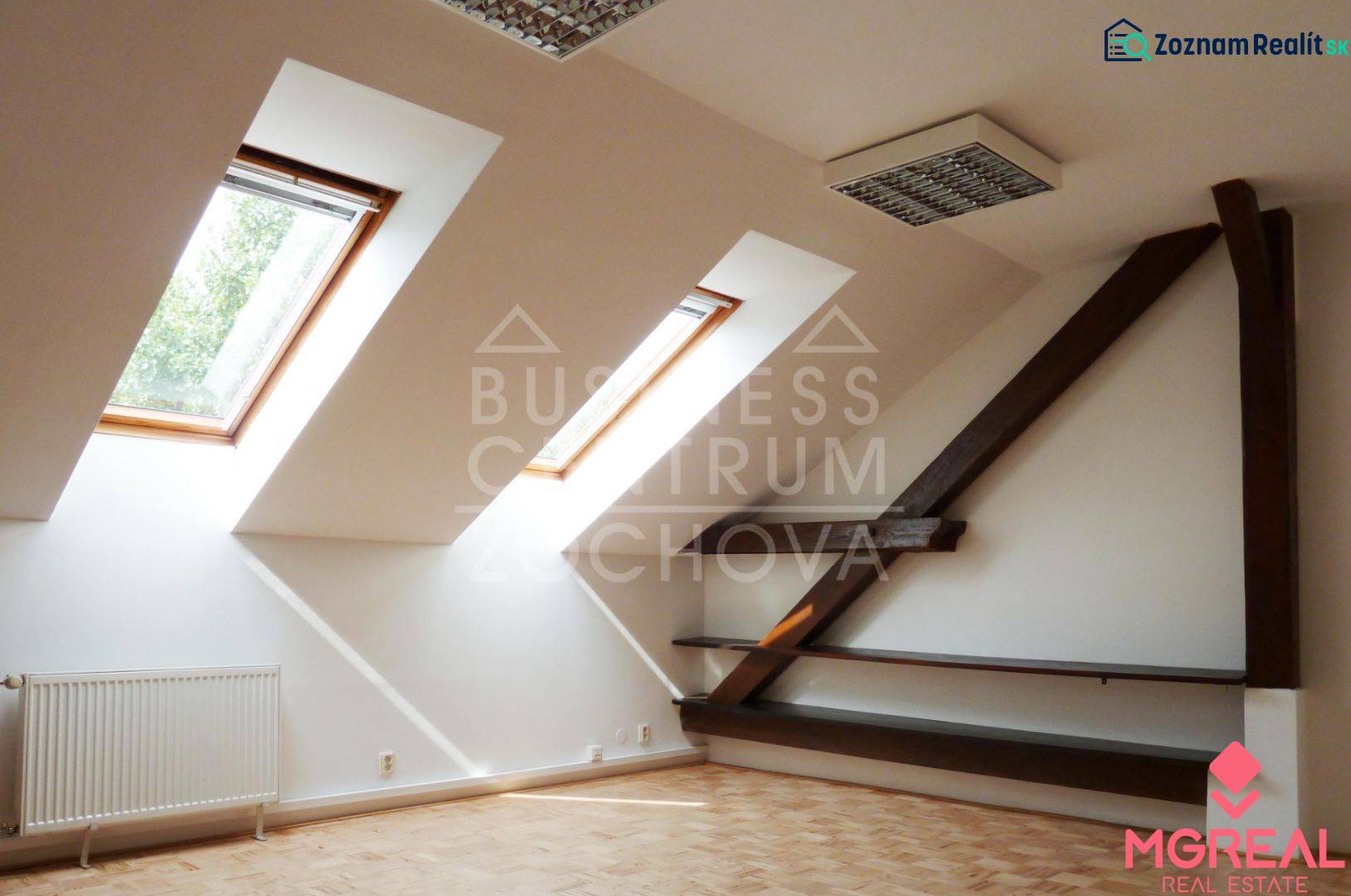 Reprezentatívne kancelárske priestory 121m2, Zochova ul., Staré Mest - Kancelária s podlahou s dreveným dekorom a strešnými oknami, interiér pôsobí priestranne.