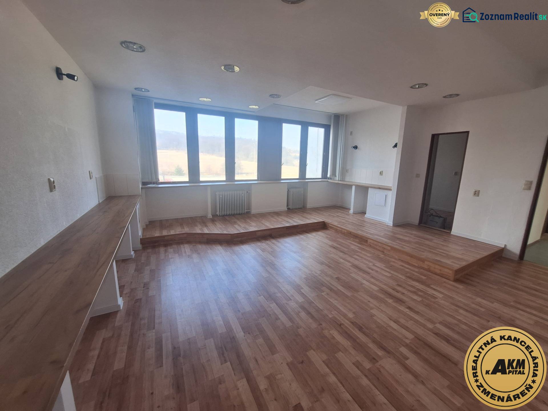 Priestor pre služby na prenájom,  36 m2, Tulska ul., Zvolen - Západ - Obchodné priestory s podlahou s dreveným dekorom a veľkými oknami.