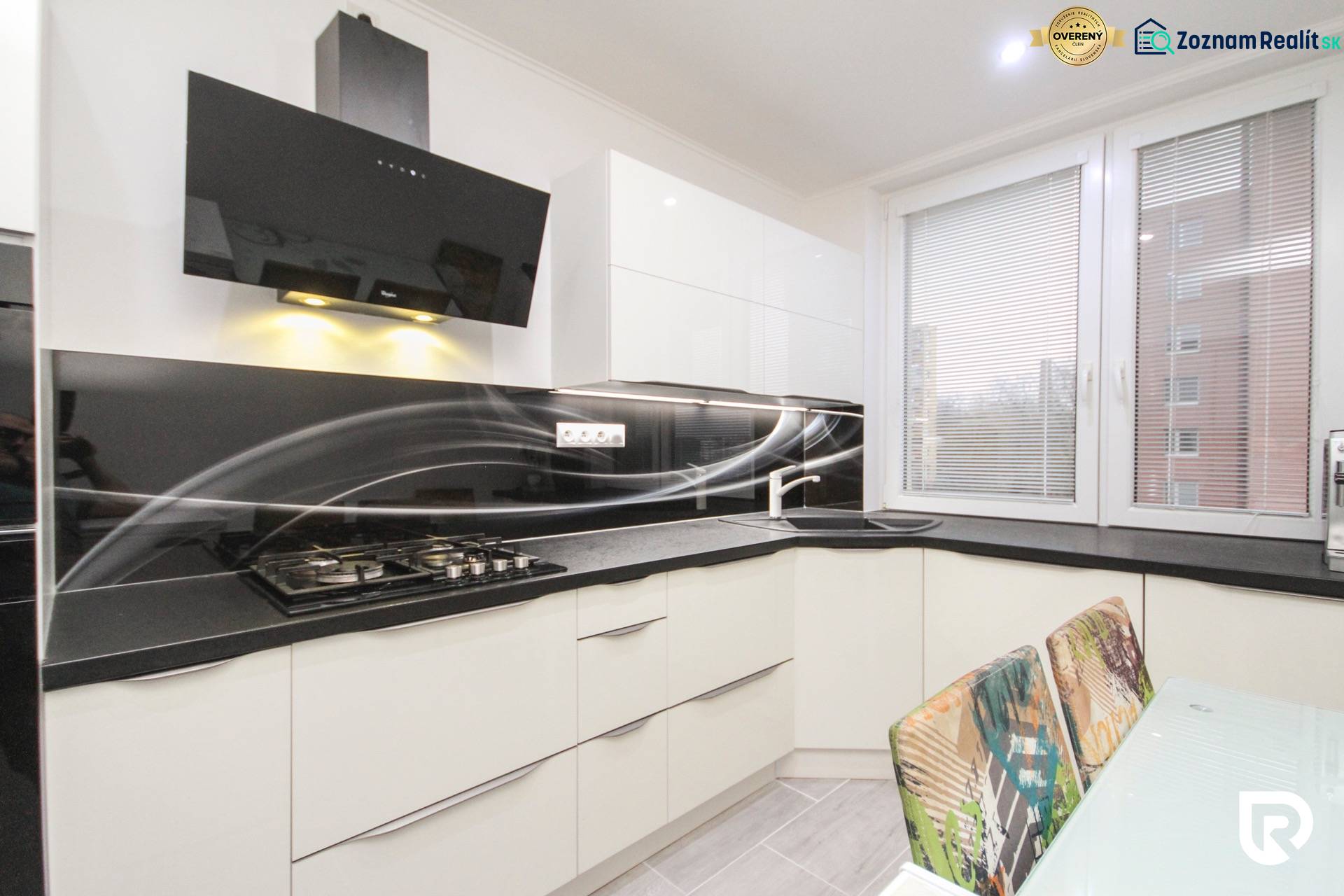 3i byt 73m2 + 6m2 balkón, Gen. Svobodu, Trenčín - Kuchyňa s čiernym digestorom a varnou doskou v 3-izbovom byte, svetlé skrinky.