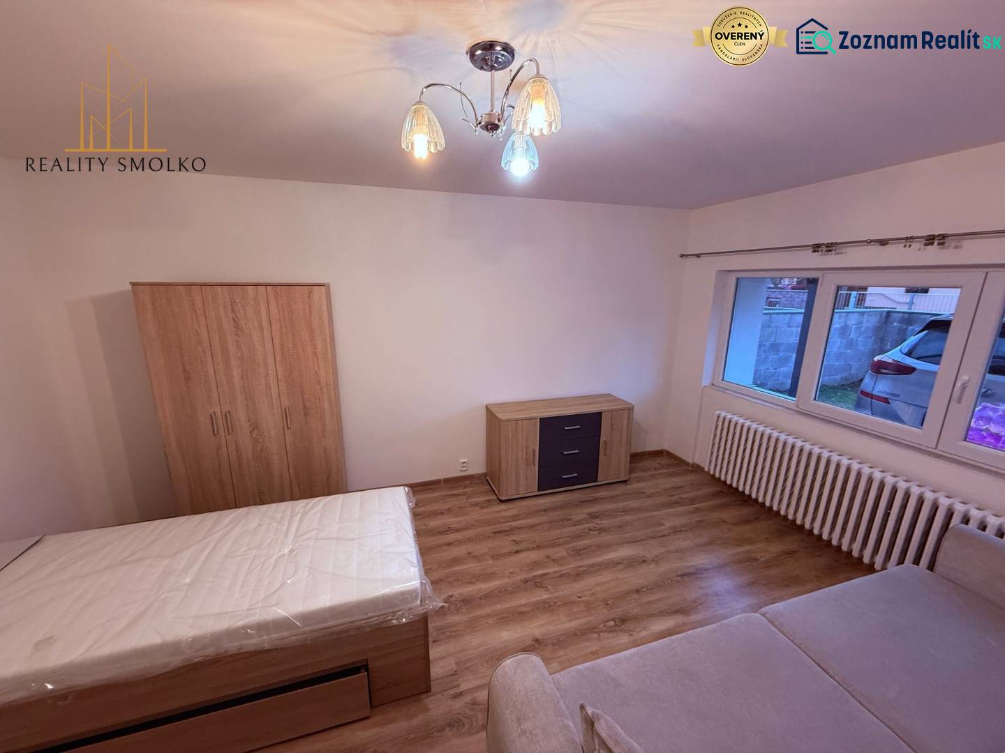 EXKLUZÍVNE: Štýlové bývanie v tichej lokalite Kanaša – po kompletnej r - Izba v rodinnom dome so skriňou, posteľou a podlahou s dreveným dekorom.