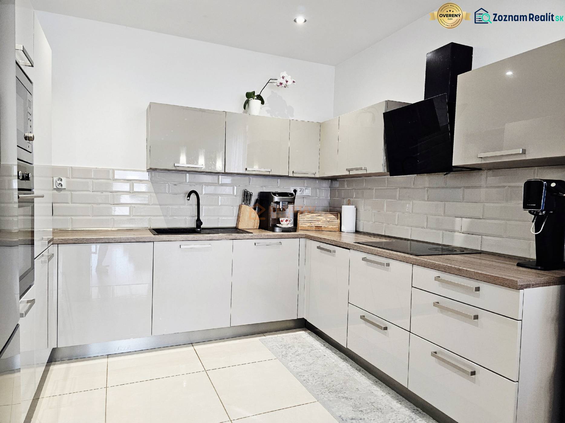 Tehlová novostavba s bazénom a terasou – Geča pri Košiciach - Kuchyňa v rodinnom dome s bielymi obkladačkami a lesklými skrinkami.