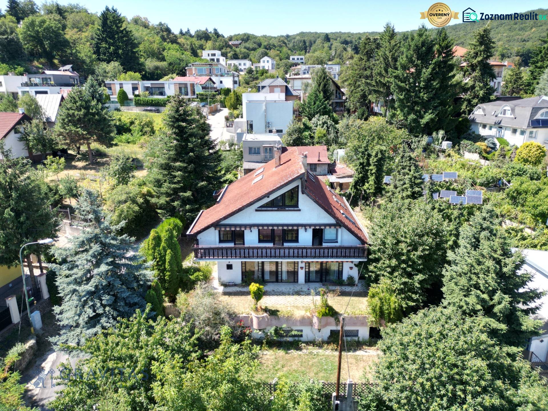 Na predaj 8 izbový rod. dom v lukratívnej časti - Rača - Rodinný dom obklopený zeleňou na ulici, s výhľadom na okolité domy a prírodu.