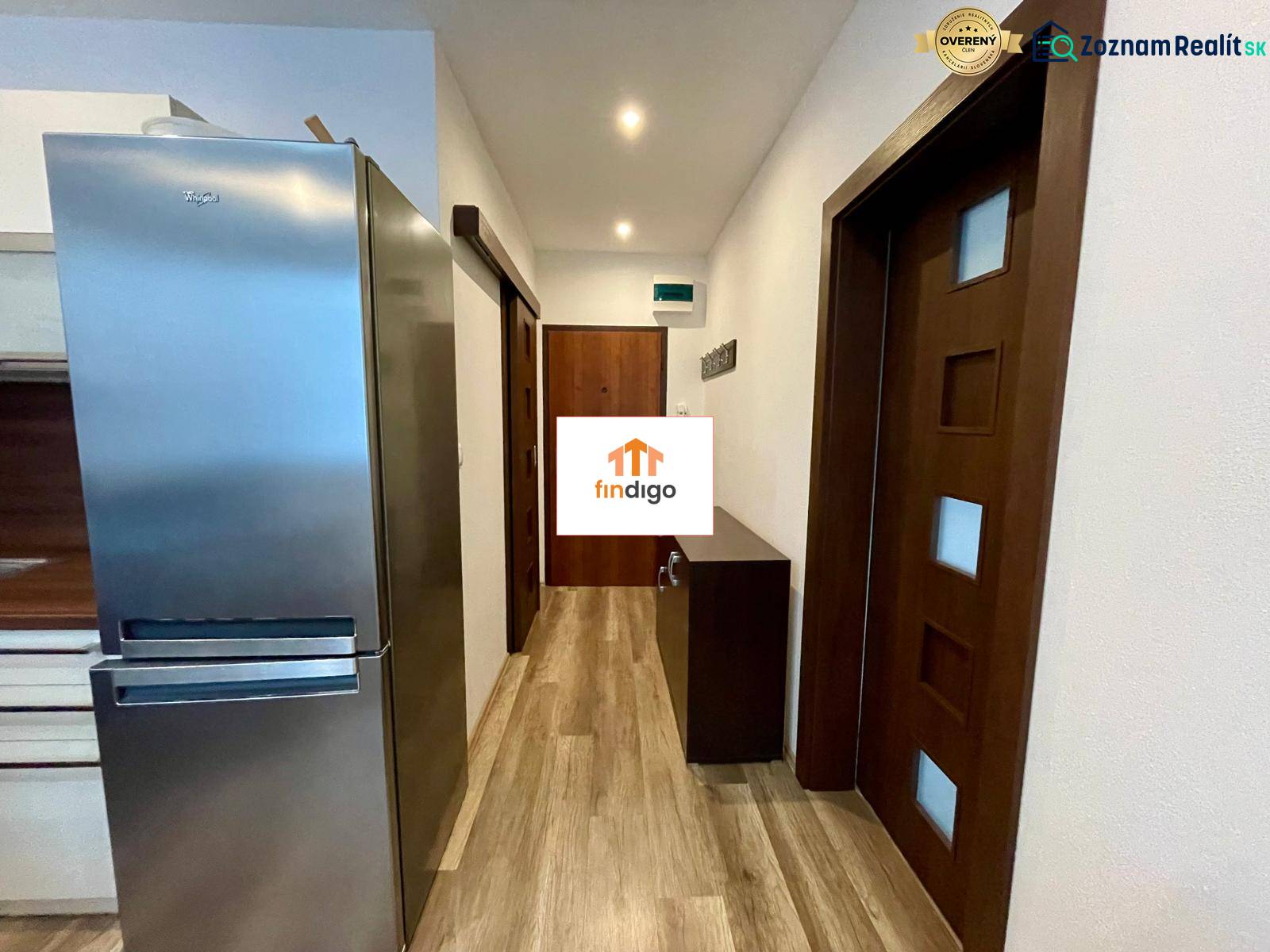 PRENÁJOM - 1-izbový priestranný byt byt - Klokočina, Škultétyho - Chodba v 1-izbovom byte s chladničkou a podlahou s dreveným dekorom.