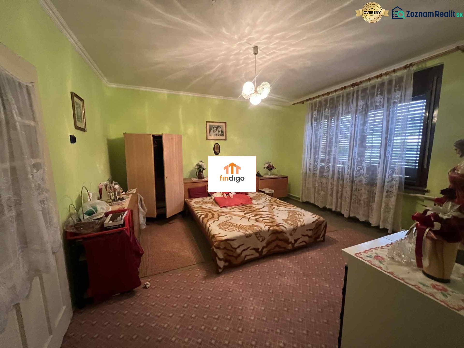 PREDAJ - Rodinný dom v obci Kamenica nad Hronom – len 5 km od Štúrova - Spálňa v rodinnom dome s kobercovou podlahou, posteľou, komodami a svetlozelenými stenami.