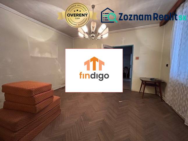 PREDAJ - Rodinný dom s veľkým pozemkom v obci Koplotovce  - Interiér rodinného domu s podlahou s dreveným dekorom a stohom oranžových matracov.