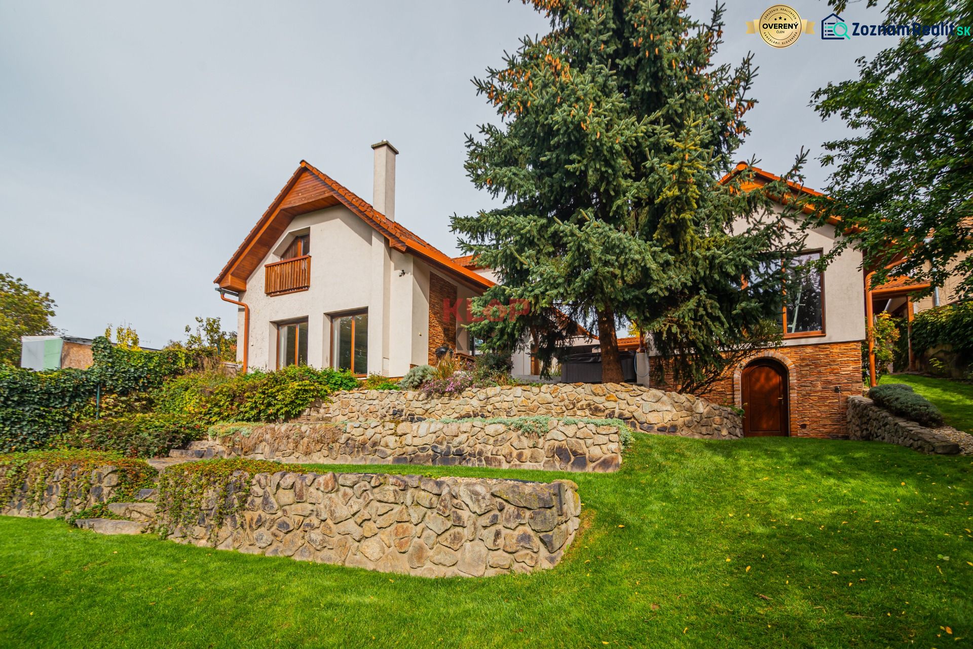 Pozrite si VIDEO 5 i RD na 1335 m2 POZEMKU, GARÁŽ, SAUNA, FITNESS