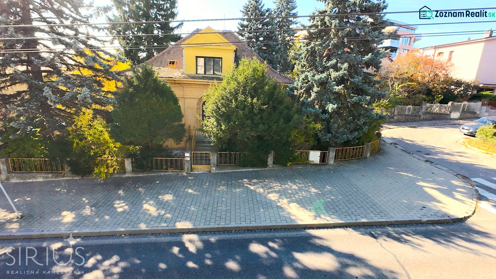 MUDROŇOVA – medzivojnová vila na HRADNOM KOPCI s veľkým pozemkom - Rodinný dom na Mudroňovej ulici v Bratislave - Starom Meste obklopený stromami.