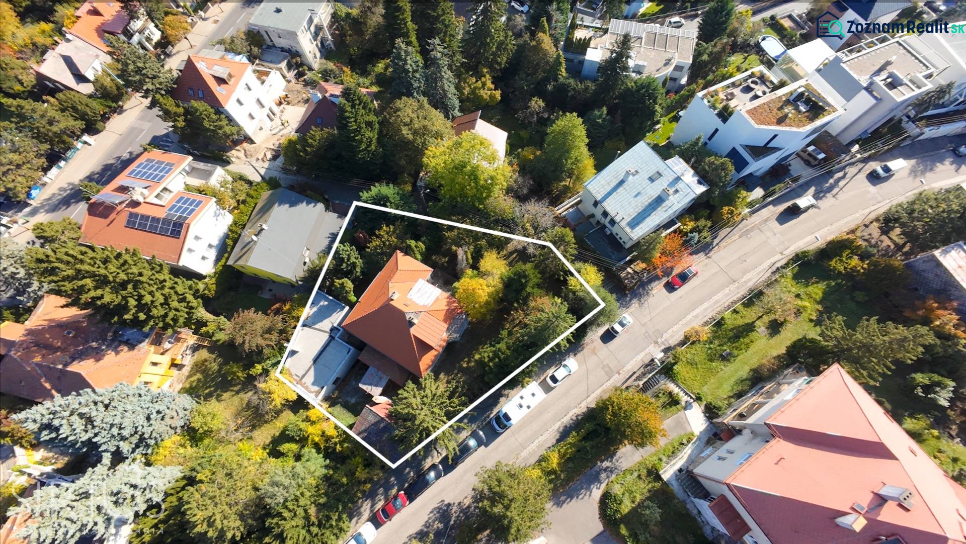 RIZNEROVA, RD – s veľkým pozemkom nad BRATISLAVSKÝM HRADOM - Letecký pohľad na Rodinný dom na Riznerovej ulici, Bratislava - Staré Mesto, obklopený zeleňou.