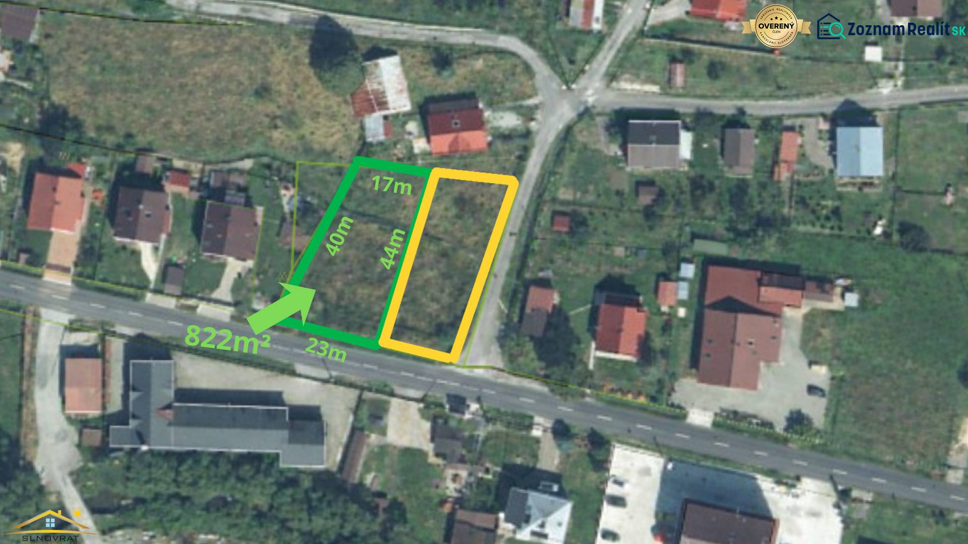 Stavebný pozemok Korňa – 822 m², siete pri pozemku - Letecký pohľad na pozemky na bývanie v Korni s označenými rozmermi a plochou.