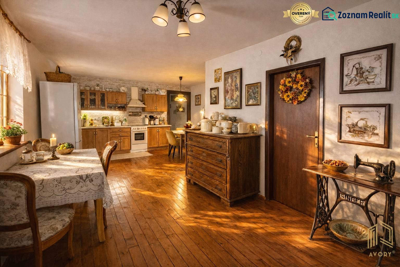 Rodinný dom s terasou, garáž, pozemok 902m2, Dojč, okr. Senica - Rustikálna kuchyňa v rodinnom dome s podlahou s dreveným dekorom a dreveným nábytkom.