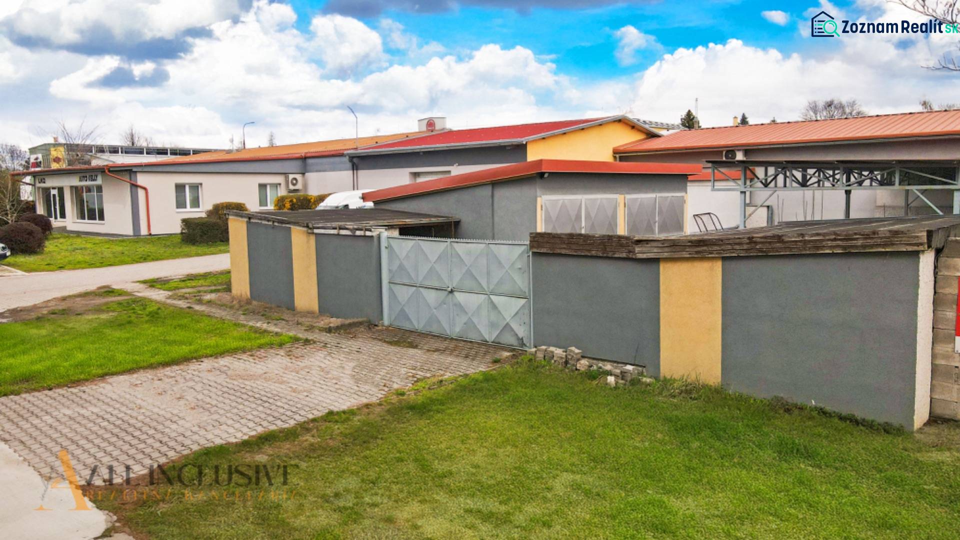 PRAKTICKÉ SKLADOVÉ PRIESTORY  | DOPRAVNÁ | TOPOĽČANY - Priemyselný areál s bránou, budovy na ulici Dopravná, vhodný pre sklady a haly.