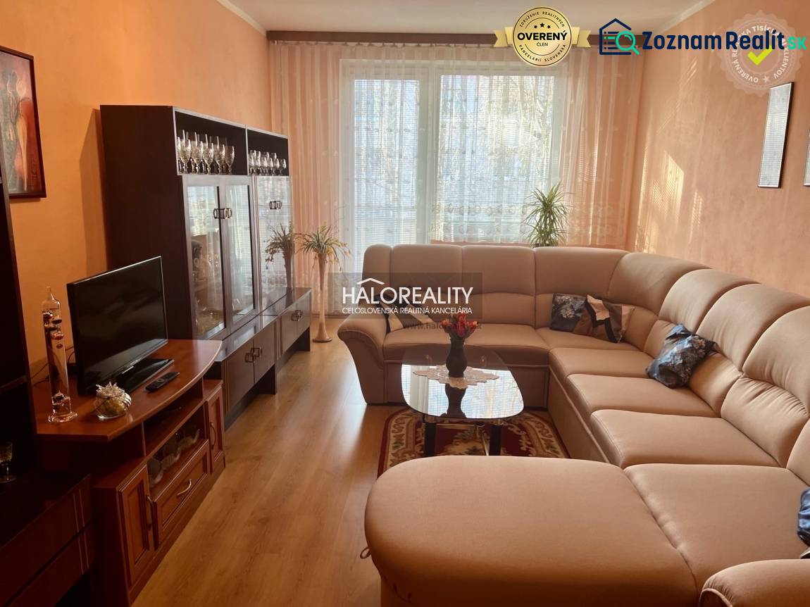 REZERVOVANÉ - Predaj, trojizbový byt Bojnice, Lúčky ... - Obývacia izba s veľkou rohovou sedačkou a podlahou s dreveným dekorom v 3-izbovom byte.