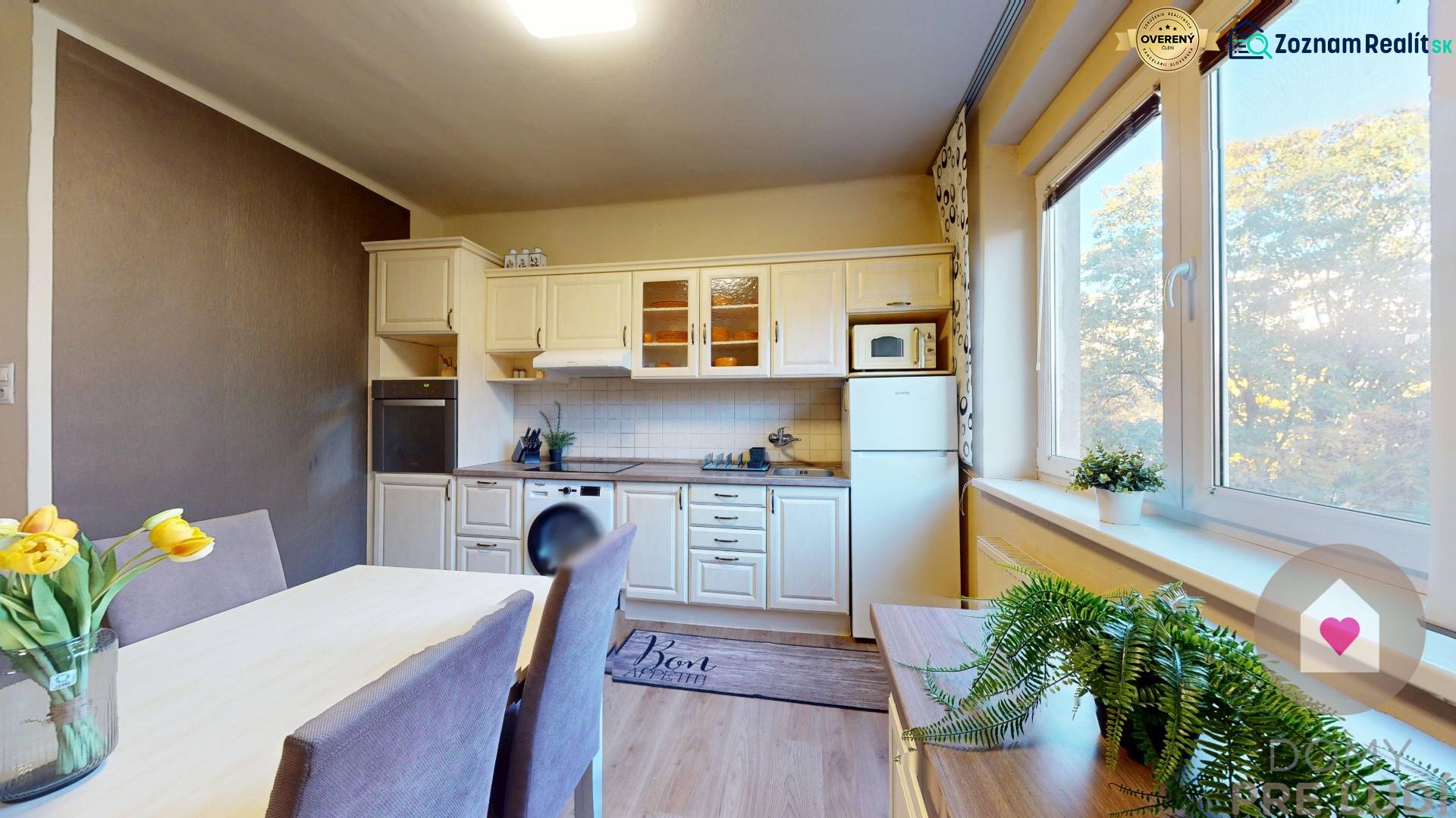 BA/STARÉ MESTO - Prenájom kompletne zariadeného 2i bytu s 2 balkónmi - Kuchyňa v 2-izbovom byte s jedálenským stolom, kvetmi a oknom s výhľadom.