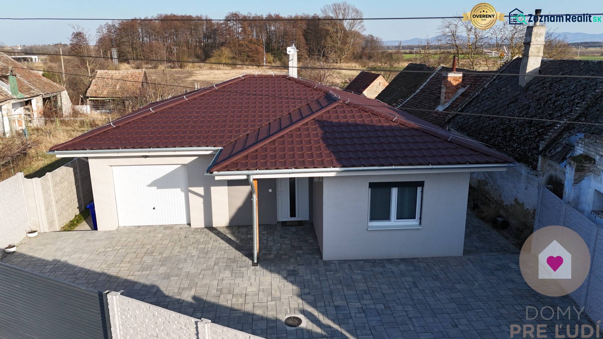 MALÉ LEVÁRE-Predaj  3i modernej novostavby RD s tep. čerpadlom + garáž - Rodinný dom na ulici Malé Leváre v Malých Levároch s červenou strechou a dláždeným dvorom.
