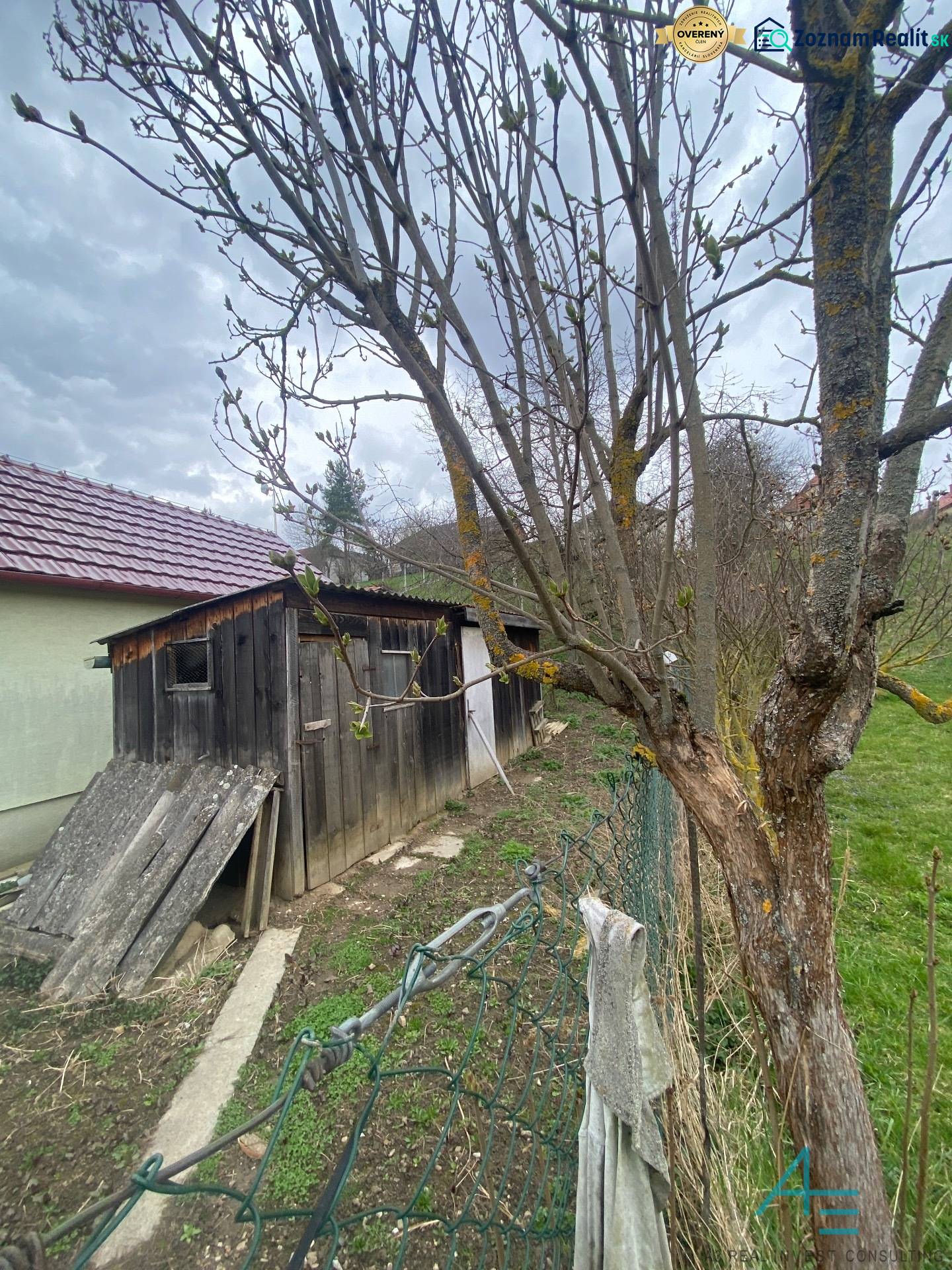 RD so záhradou, pivnicou garážou na Myjave.  - Drevený prístrešok v záhrade rodinného domu na ulici Turá lúka v Myjave.