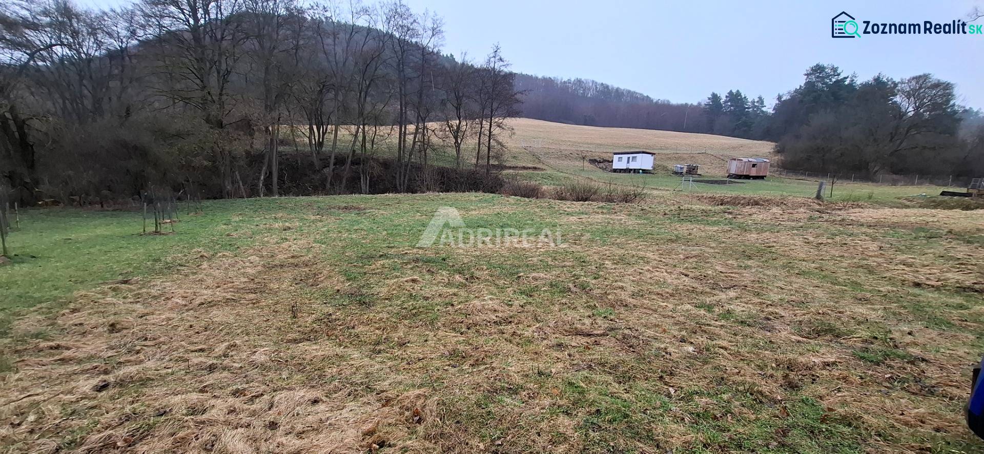 Na predaj: pozemok - Sliač, Sampor, 2.914 m2; 93.000€ - Pozemok na bývanie v Sliači na Sampore, výhľad na trávnatú a lesnú krajinu.