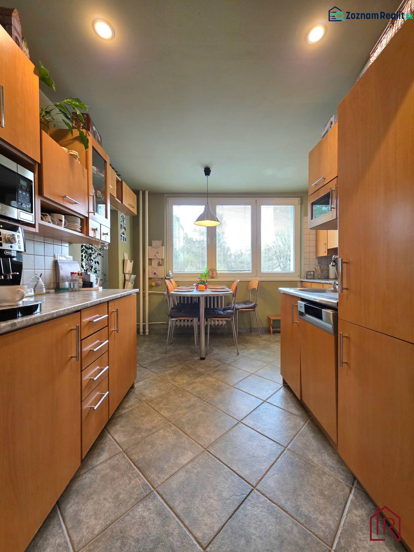 REZERVOVANÉ - Priestranný 4-izbový byt, 84m2 + loggia – Terasa - Kuchyňa v 4-izbovom byte s jedálenským stolom a svetlým nábytkom.