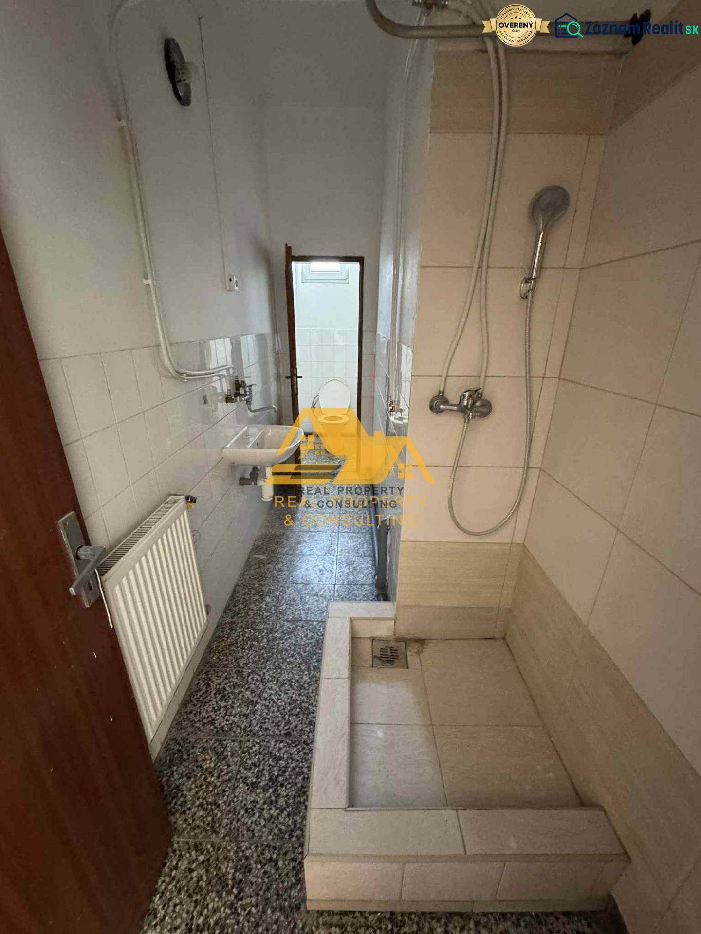 Prenajmem garsónku v Nesvadoch - Kúpeľňa v garsónke s jednoduchým sprchovým kútom, umývadlom a kachličkami.