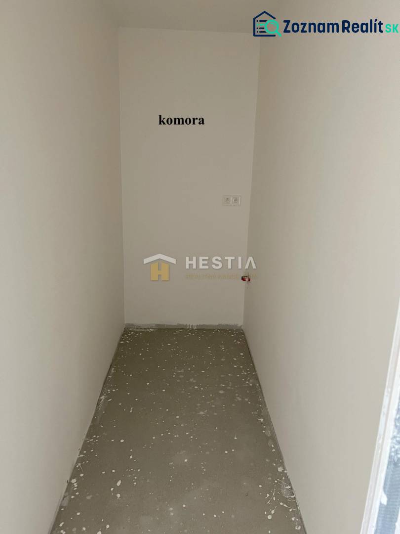 Na predaj 2-izb.byt, terasa, priamo pod Rotundou, Skalica - Malá miestnosť komory v 2-izbovom byte s bielymi stenami a betónovou podlahou.