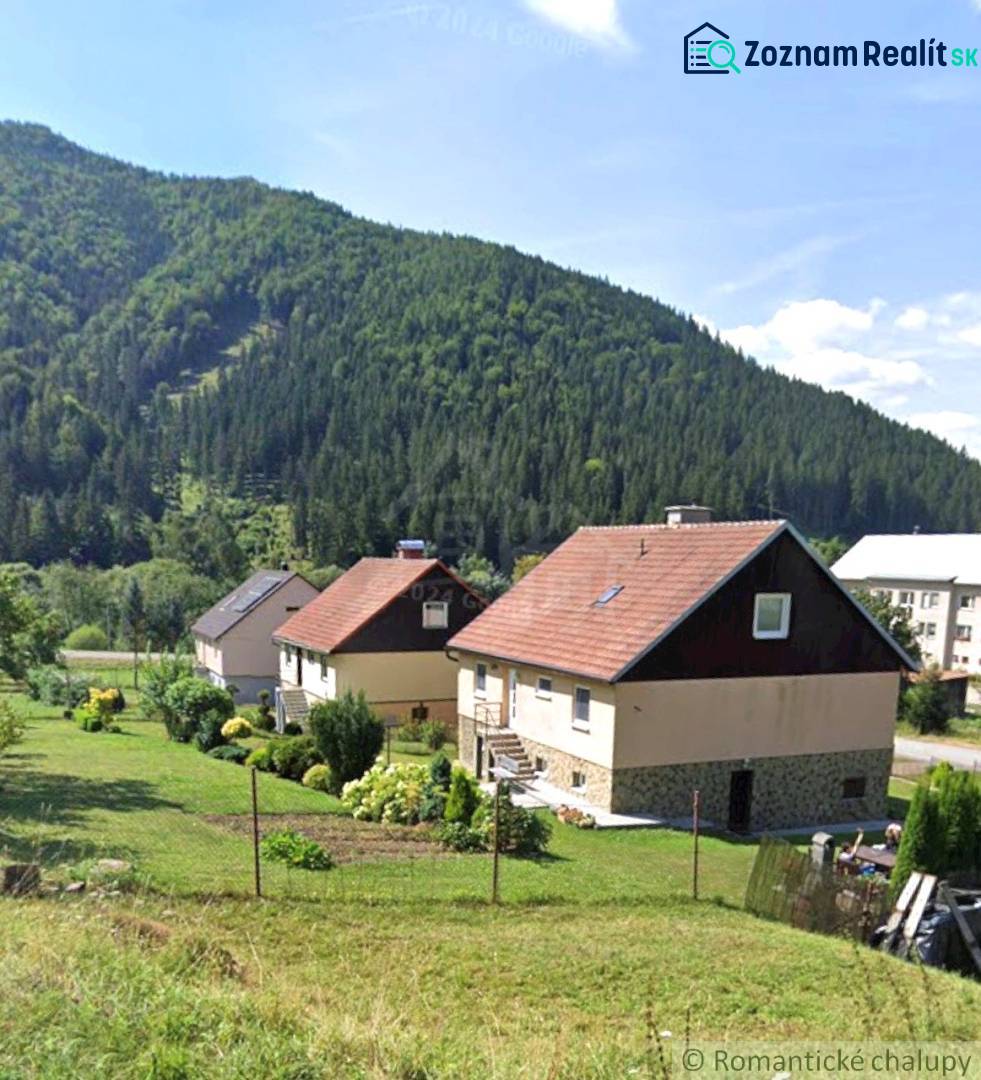 Veľkorysý 10-árový pozemok, slnečná nehnuteľnosť, priestranné bývanie  - Rodinné domy v Liptovských Revúcach s horskou scenériou a záhradkami.