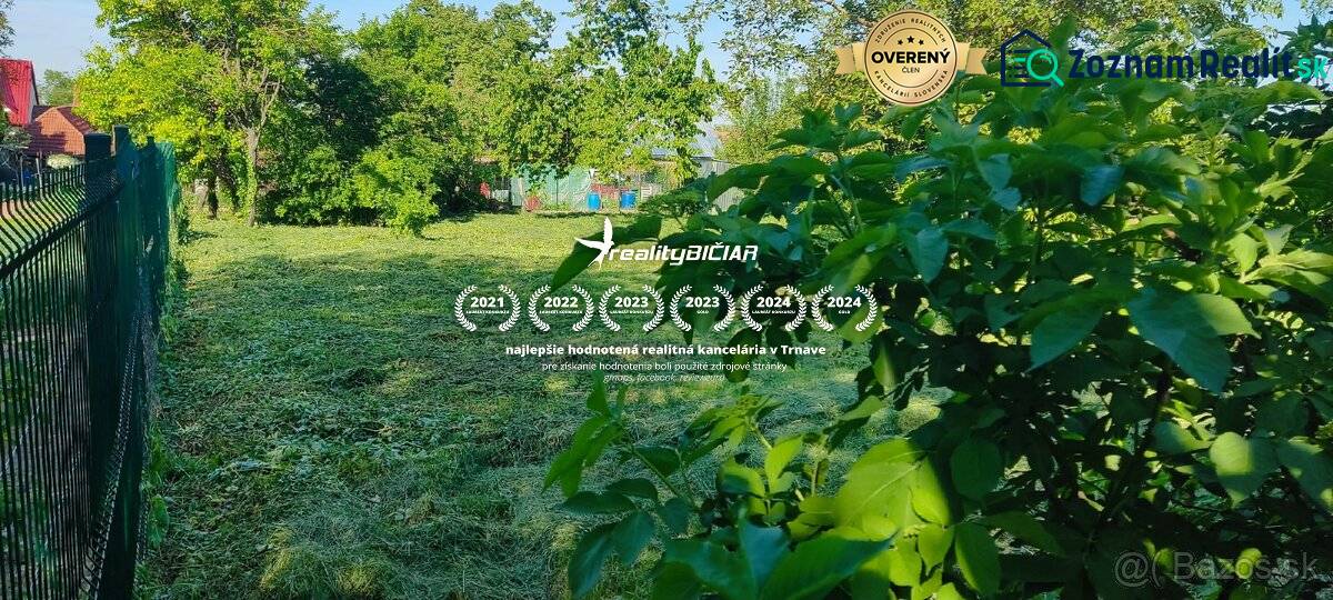 Slnečný stavebný pozemok v tichom srdci Dolného Dubového - Pozemky na bývanie v Dolnom Dubovom, ulica Dolné Dubové. Zavlažovaná, oplotená záhrada so stromami.