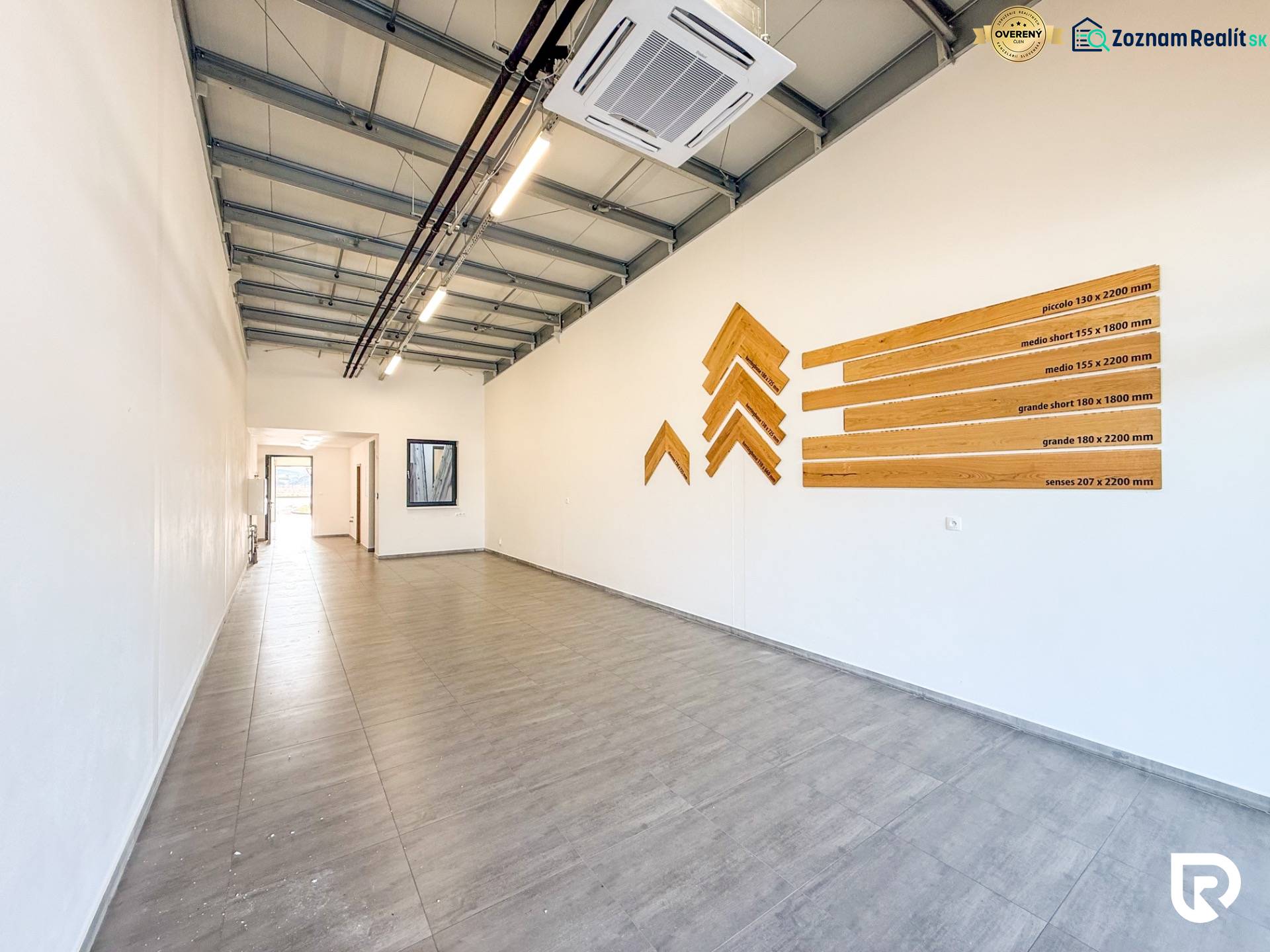 Na prenájom obchodný priestor + sklad, 120m2, FIRMBOX, Trenčín - Obchodné priestory s podlahou s dreveným dekorom a dekoráciou na stene.