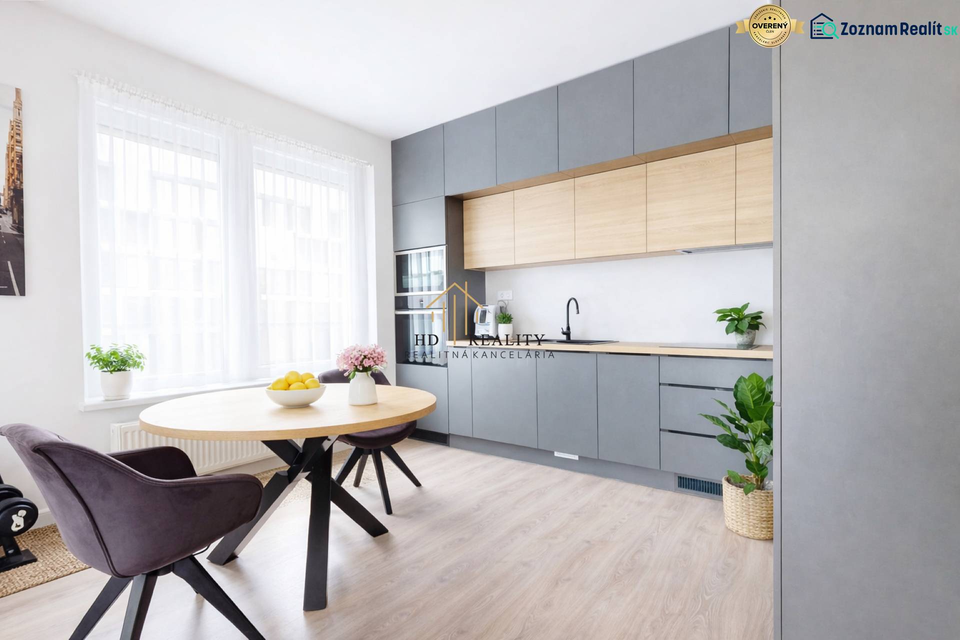 Predaj, 3-izbový byt v Slnečniciach, Bratislava - Kuchyňa v 3-izbovom byte s moderným nábytkom a podlahou s dreveným dekorom.