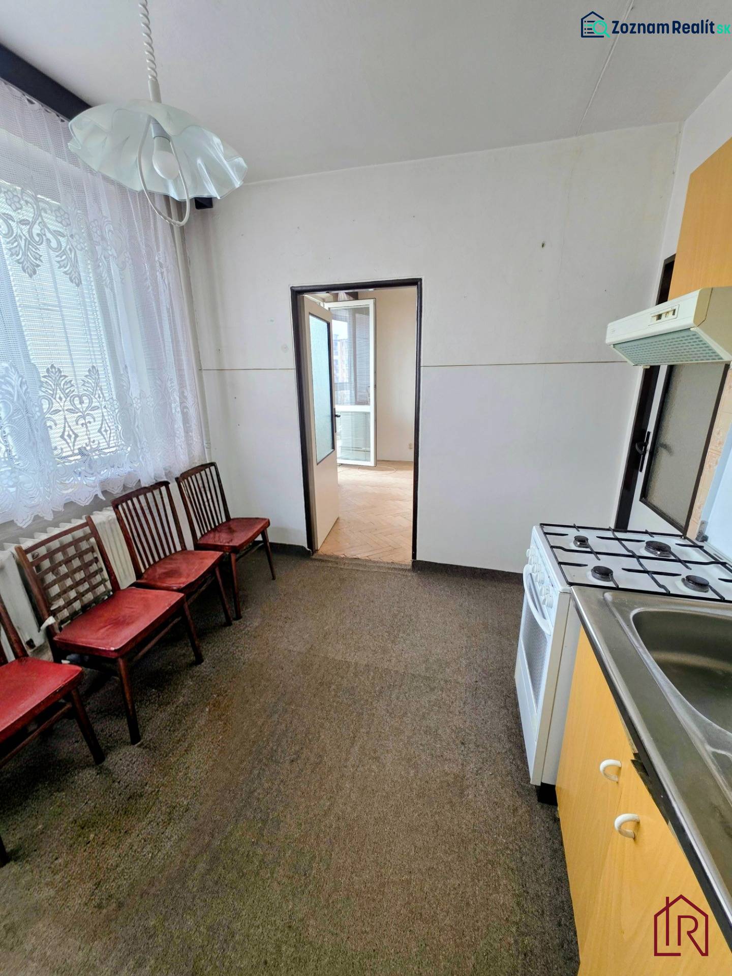 KH-1065, 3-izbový byt na predaj Železníky, Košice - Juh - V 3-izobáovom neve usporiadaná kuchyňa s lé-oným lek-t-o-pan-om, vy-sve-tée vy-ene-om.