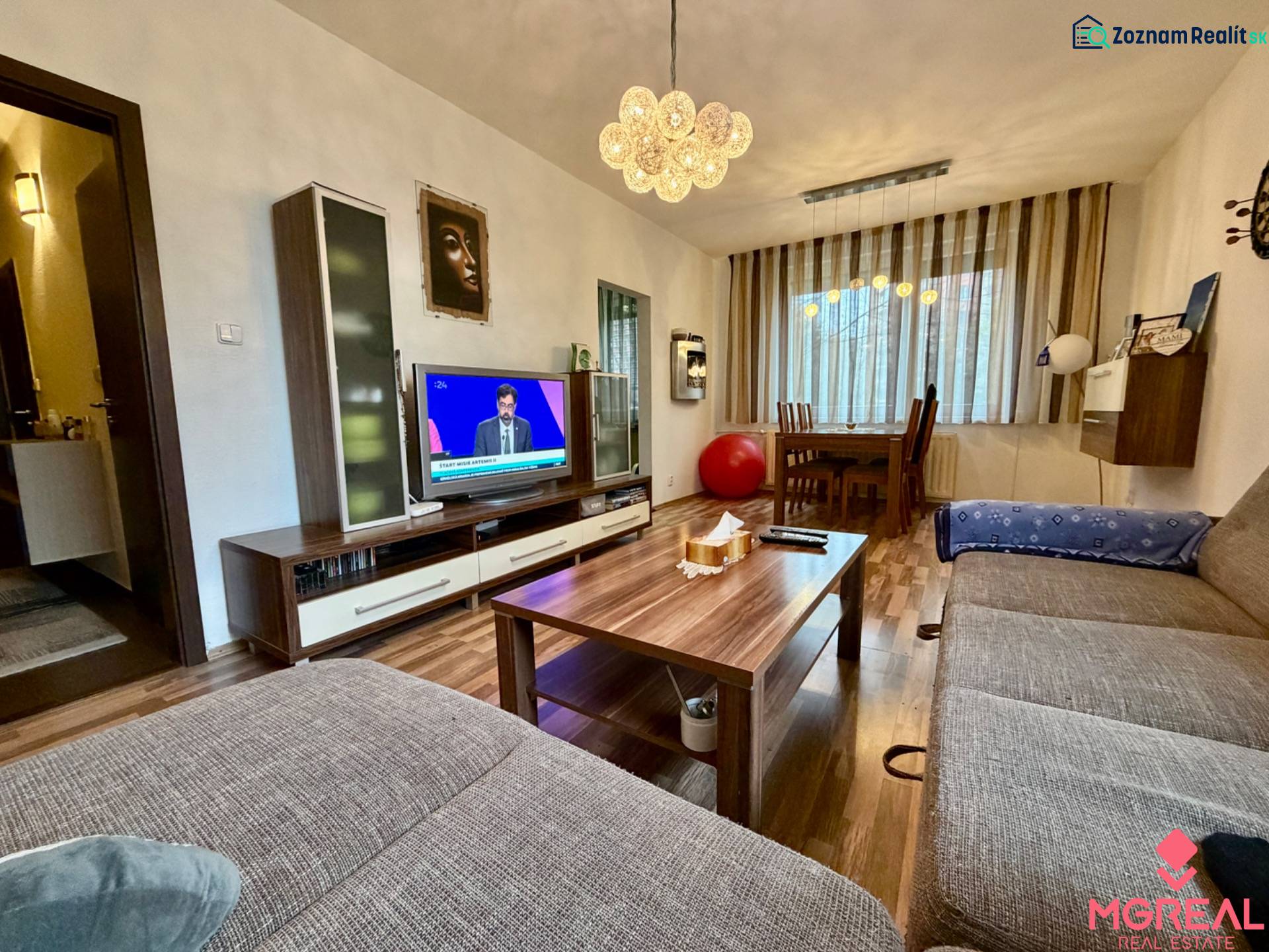 3 izbový byt  Topoľčany blízko centra - Obývacia izba v 3-izbovom byte s podlahou s dreveným dekorom a pohodlným gaučom.