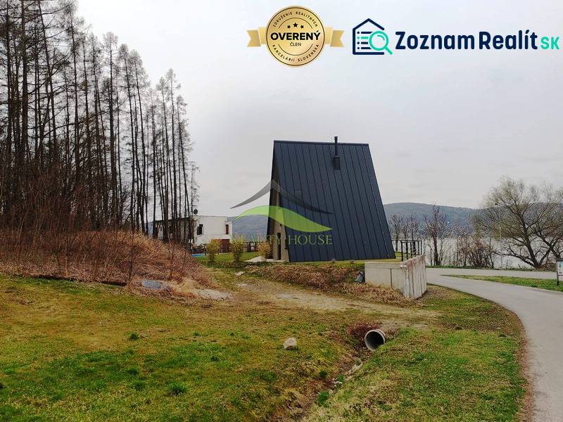 Luxusná Apartmánová chata Domaša Eva: Airbnb Hit! - Chata v Holčíkovciach na ulici Eva pri lese, neďaleko vodnej plochy.