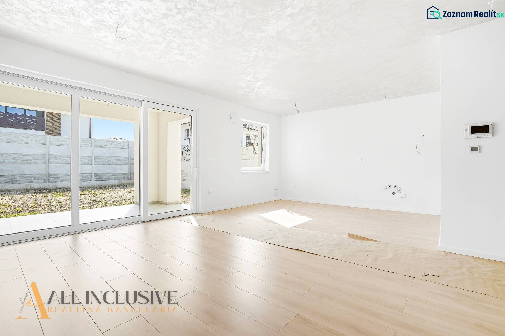 Na predaj 3-izb. byt so záhradou, Dunajská Streda - Svetlý obývací priestor v 3-izbovom byte s podlahou s dreveným dekorom.