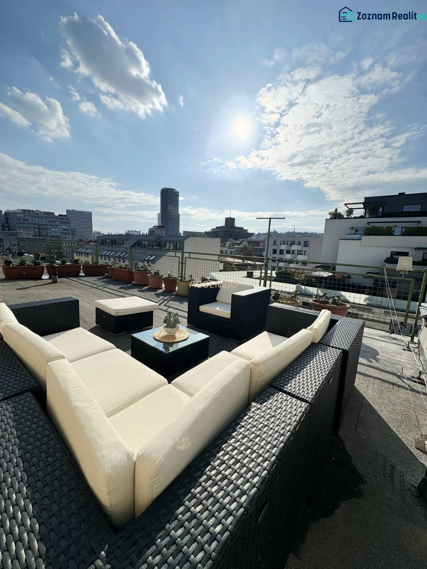 - PRENÁJOM - 3 IZBOVÝ BYT - WILSONOVA UL. - STARÉ MESTO - Strešná terasa s ratanovým sedením v Bratislave-Starom Meste na Wilsonovej ulici.