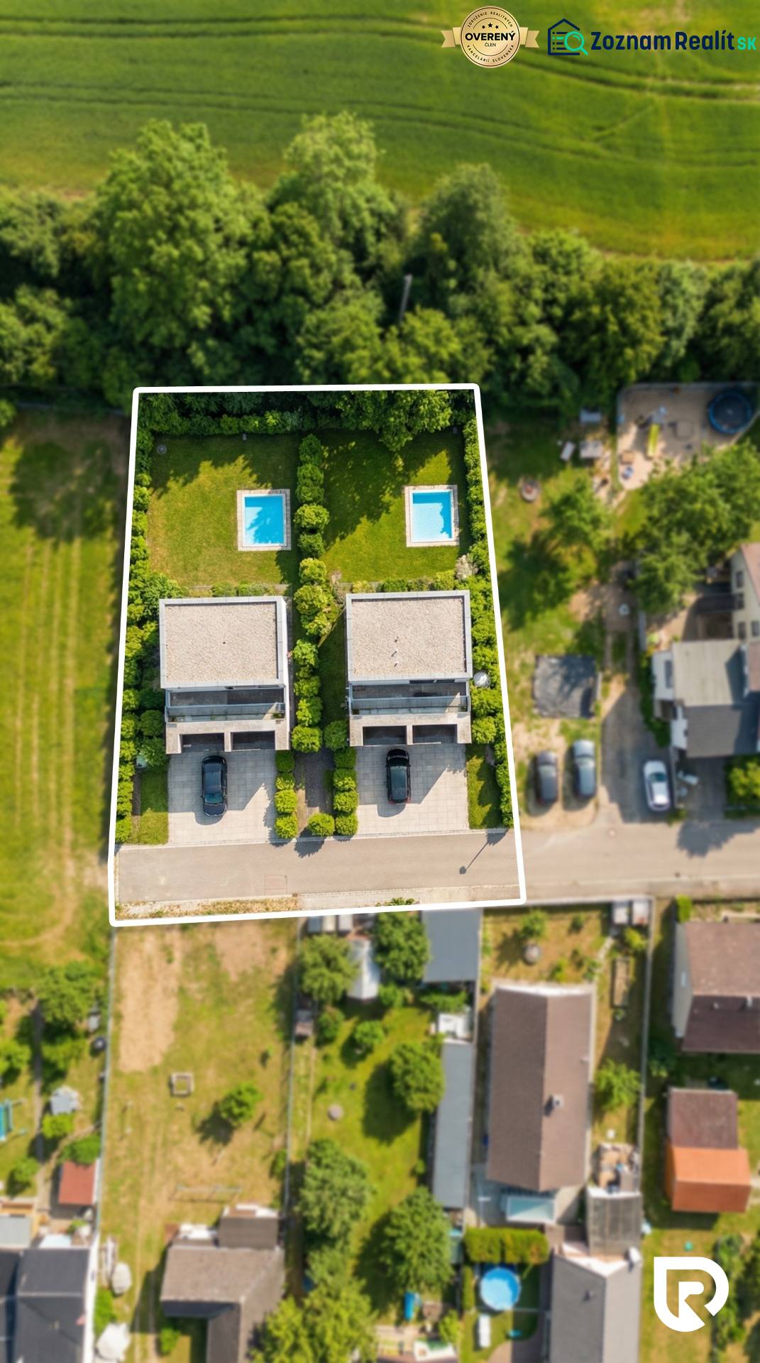 Predaj pozemku 1091m2 v Jablonici  - Jablonica: Dva domy s bazénom obklopené zeleňou, vhodné na pozemky - bývanie.
