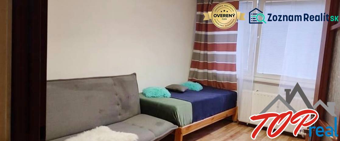 PRENÁJOM - Pekný 3 - izbový byt - Košice - Juh  - Izba v 3-izbovom byte s pohovkou a posteľou, neďaleko okna.