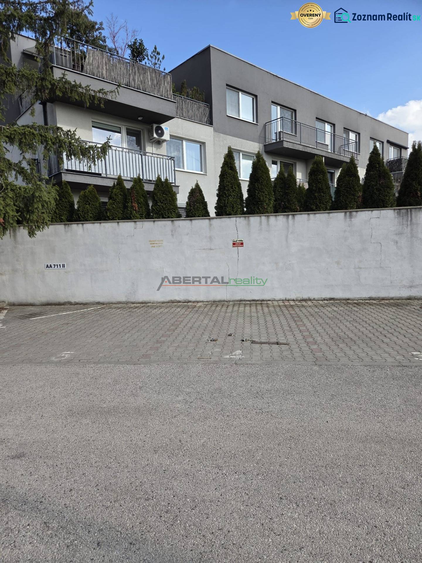 Parkovacie státie v Ružinove – pri Gymnáziu I. Horvátha a električke - Radové domy na Vavrínovej v Bratislave-Ružinove s parkovacou plochou pred vstupom do garáží.