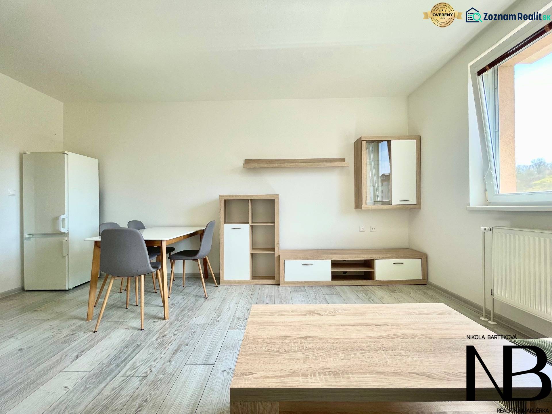 Na prenájom slnečný 2i byt s balkónom, ul. Východná, Trenčín - Obývací priestor so stolom a nábytkom v 2-izbovom byte na ulici Východná.