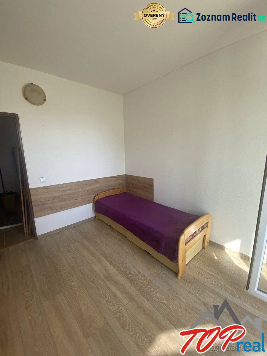 PRENÁJOM - 4 - izbový byt Košice - Západ, Obchodná ulica  - Spálňa so svetlým nábytkom, jednolôžkom a podlahou s dreveným dekorom v 4-izbovom byte.