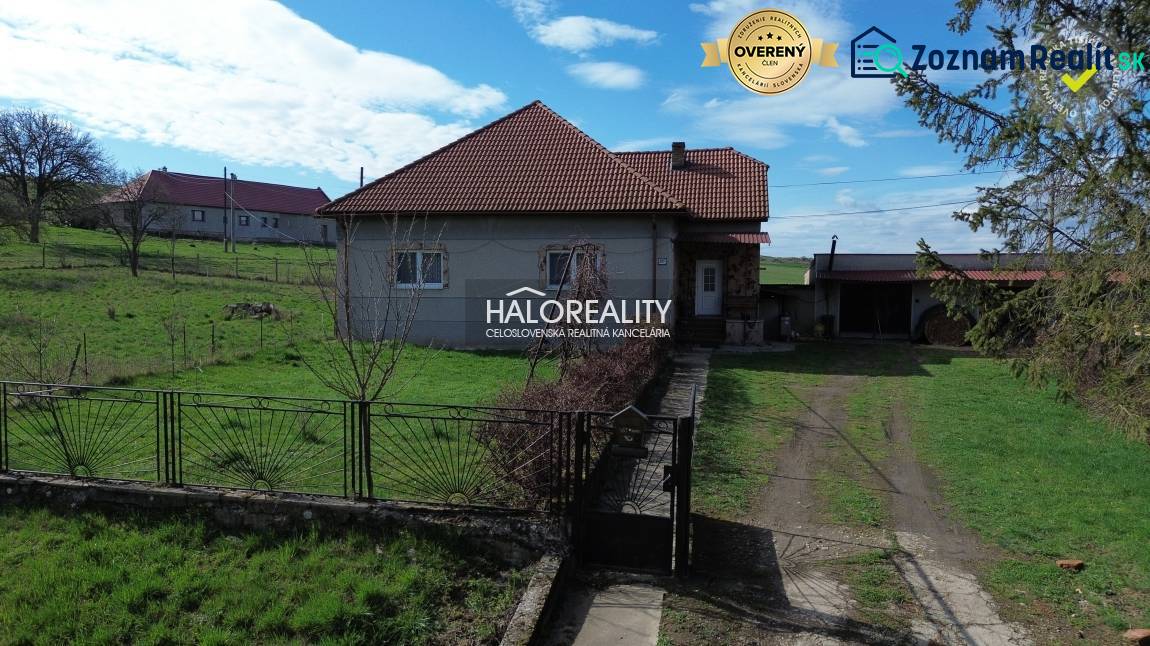Predaj, rodinný dom Rimavské Janovce, Janošíky - EXK... - Rodinný dom v Rimavských Janovciach na pozemku so zeleným trávnikom a oplotením.
