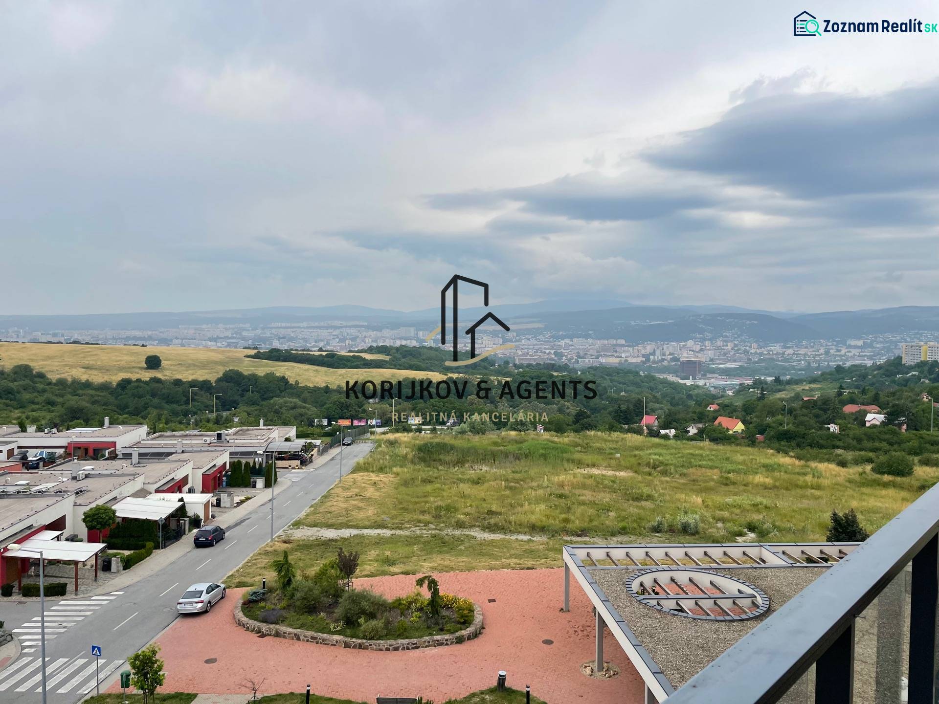 PREDAJ, 3 izb. byt v novostavbe PANORÁMA, 5 min. od AUPARKU - Pohľad na mesto z ulice Borievkova, ideálny pre 3-izbový byt s výhľadom.