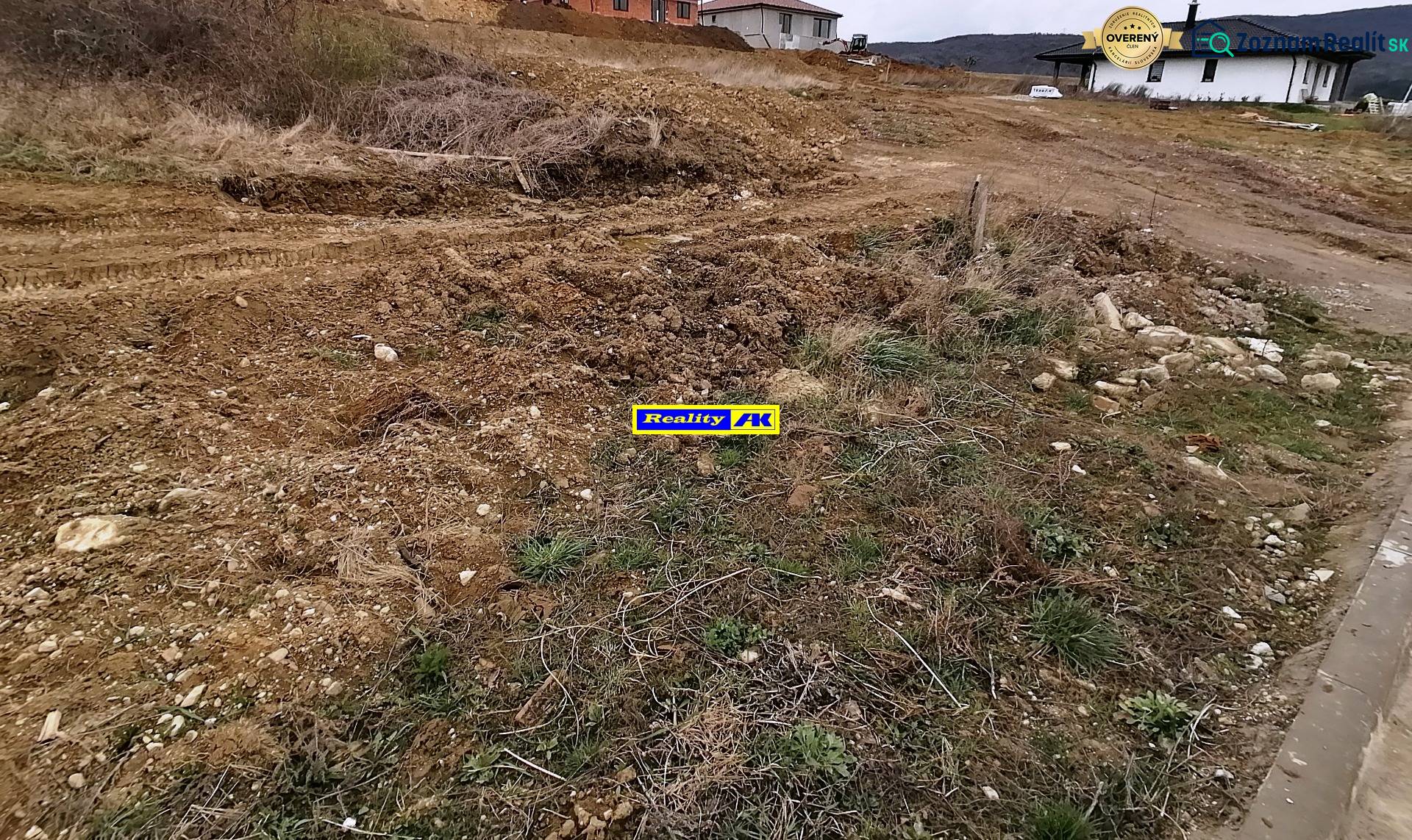 Pozemok na predaj v Lubine: Slnečný svah s výhľadom na krajinu - Pozemky na bývanie na ulici Lubina v Novom Meste nad Váhom, prírodné prostredie.