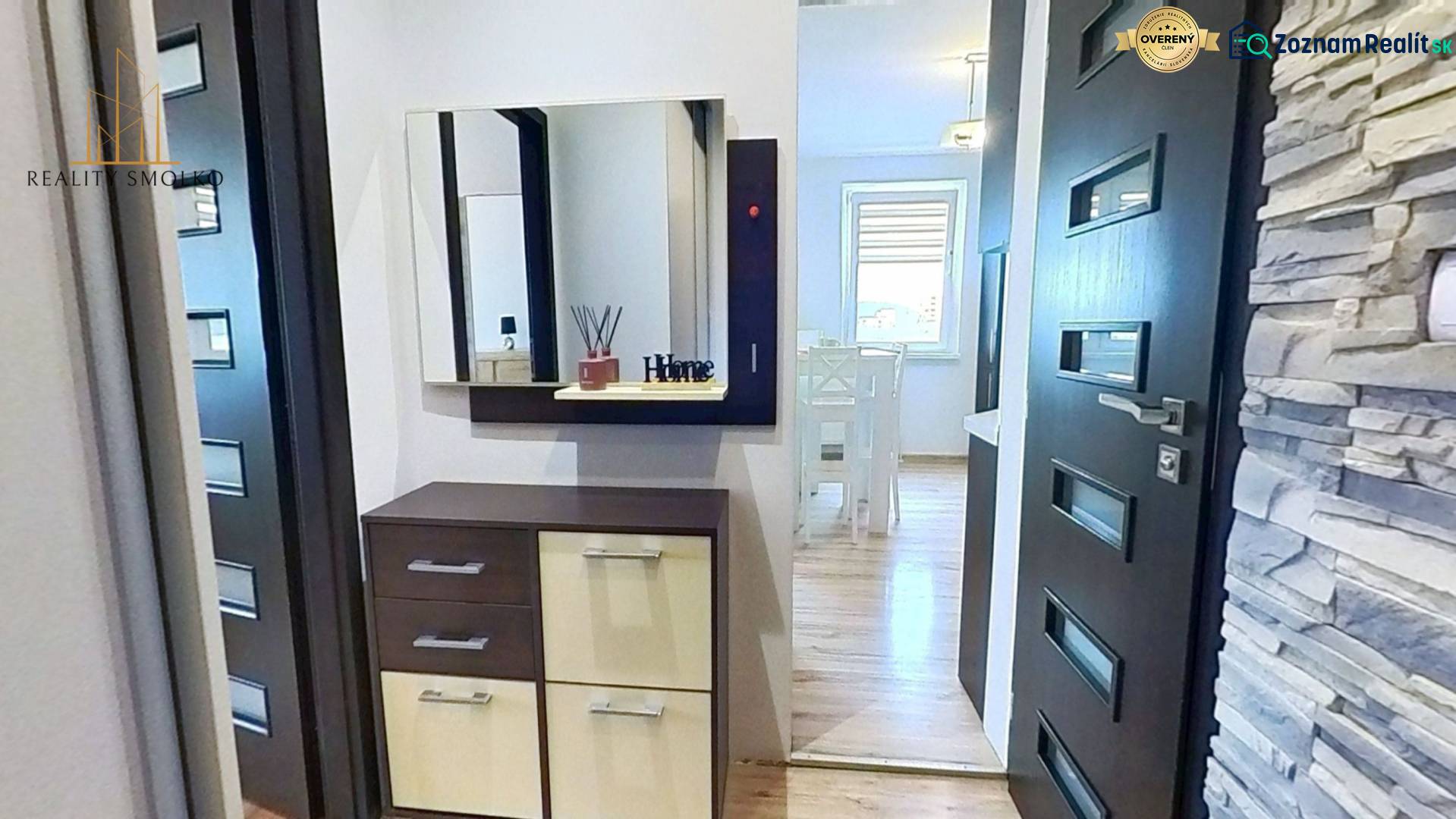 REZERVOVANÉ !!!  EXKLUZÍVNE: Štýlový 2,5-izbový byt s panoramatickým v - Chodba s dreveným dekorom a obkladom v 3-izbovom byte, skrinka s zrkadlom.