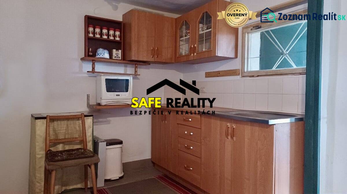 Záhradná chatka, Žilina - Dubeň - Kuchynka na chate s dreveným nábytkom a mikrovlnkou, podlaha s dreveným dekorom.