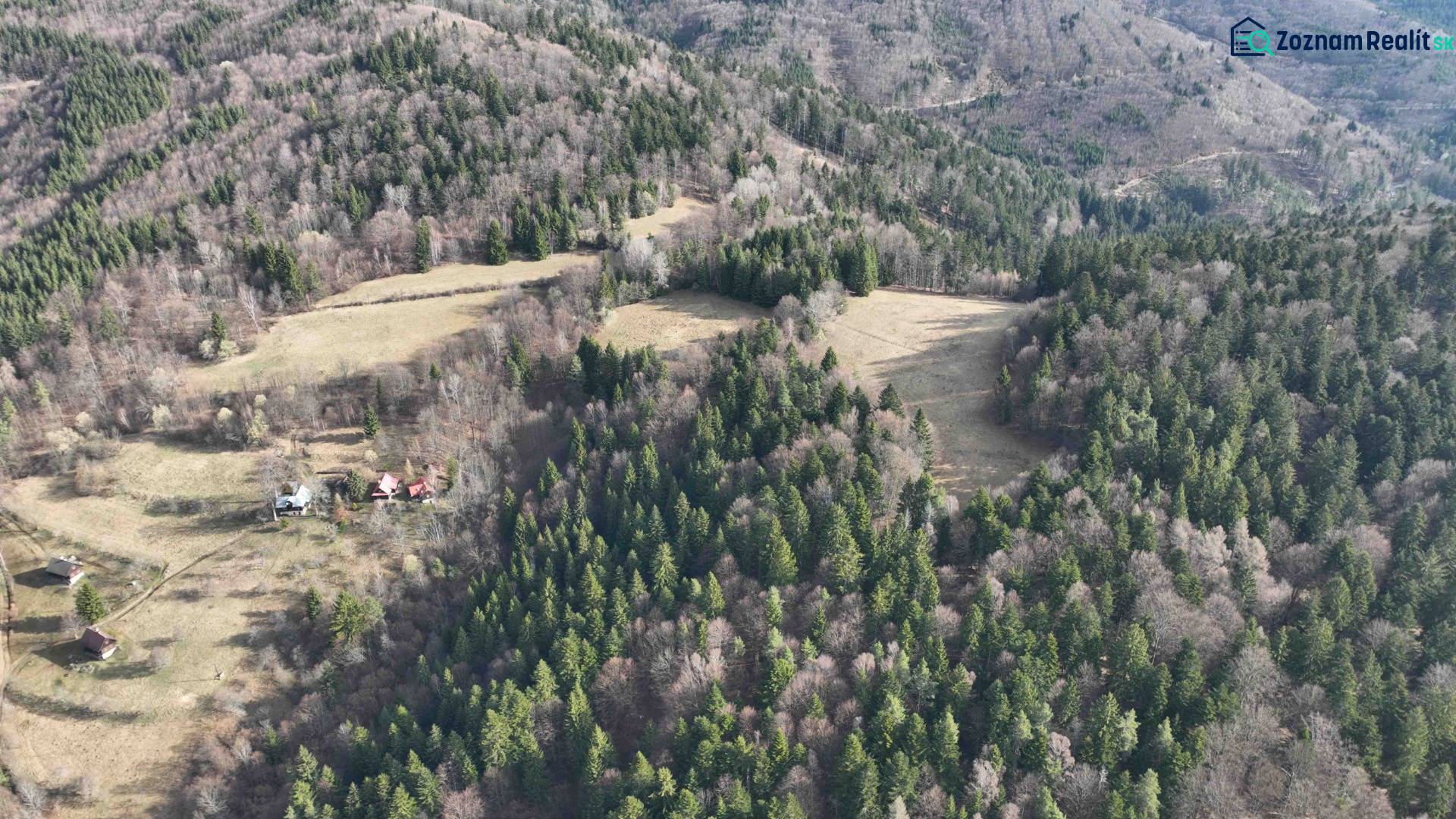 Lazy pod Makytou – Lesný pozemok - Kopcovitá krajina, kde Poľnohospodárske a lesné pozemky pri Lazoch pod Makytou splývajú s hustými lesmi.