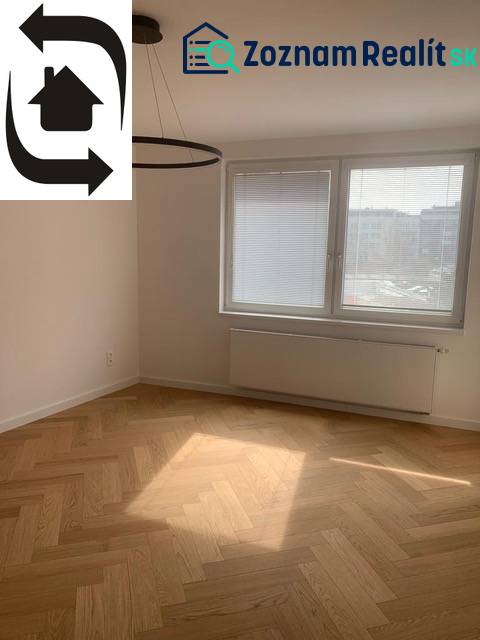 Predaj 2 izbového bytu, Drotárska cesta, Bratislava - Svetlá izba s podlahou s dreveným dekorom v 2-izbovom byte, veľké okno.