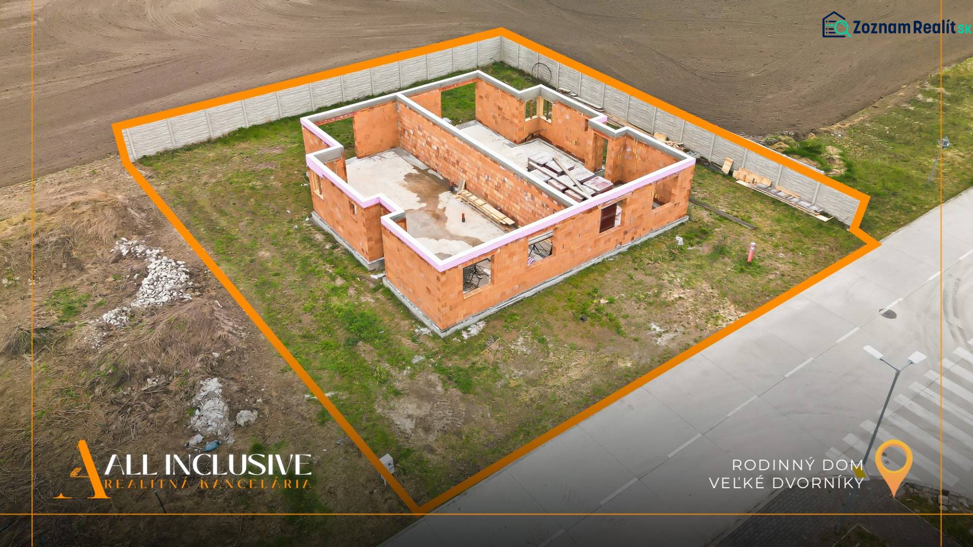 Na predaj 3-izb. RD - časť dvojdomu, Veľké Dvorníky - Stavba rodinného domu vo Veľkých Dvorníkoch na pozemku ohraničenom plotom.
