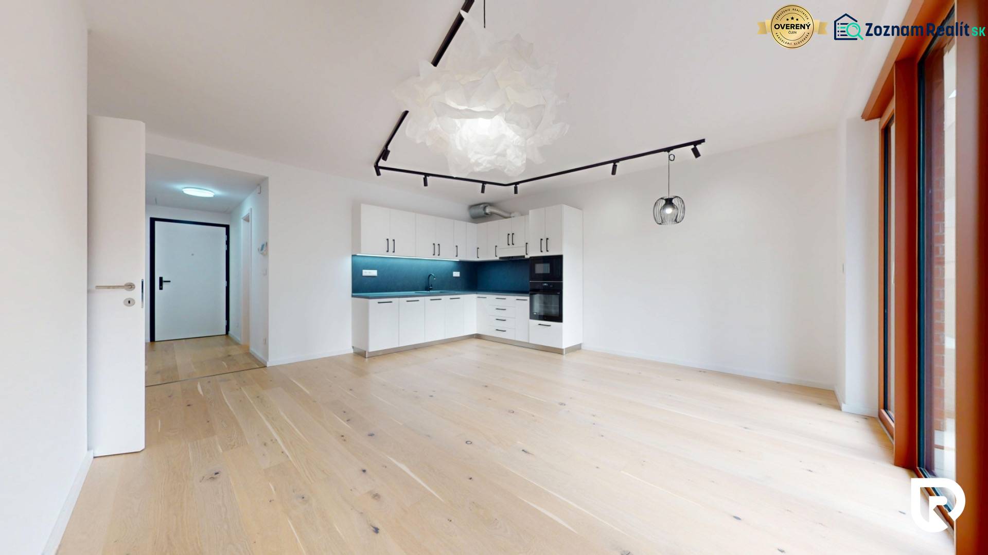 | Prémiové bývanie v ZWIRNe I Pekný 2i byt I  - Kuchyňa v 2-izbovom byte s podlahou s dreveným dekorom a moderným osvetlením.